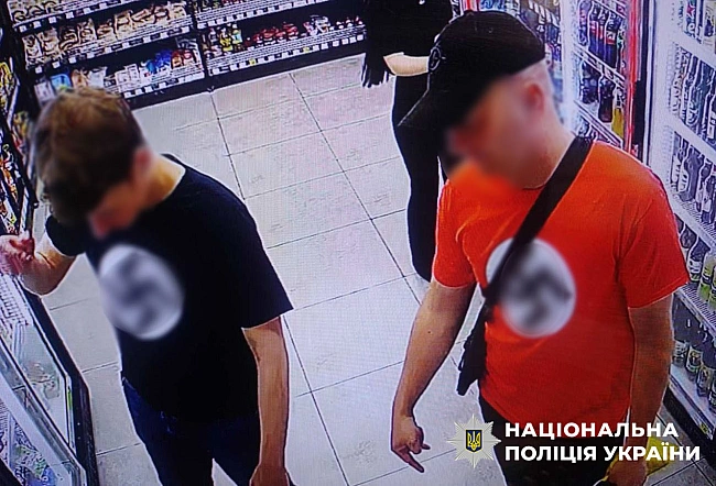we.ua - Чоловік вийшов у центр Києва з прапором зі свастикою: поліція затримала іноземців (фото)