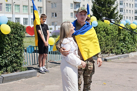 we.ua - Я щодня прошу Бога, щоб син швидше одужав і відновився, — мама звільненого з полону Дениса Залізка з Головиного