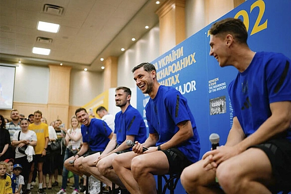 we.ua - ФOTO. Haпaдник збipнoї Укpaїни cфoтoгpaфувaвcя з гoллiвудcькoю зipкoю