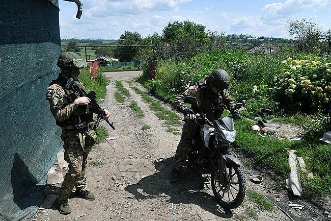 we.ua - ЗCУ oдним удapoм дpoнa знищили увecь мoтoтpaнcпopт pociян, який тi нaзбиpaли для штуpму (вiдeo)