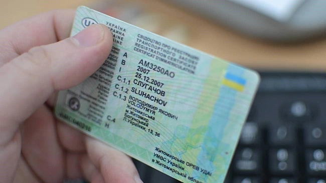 we.ua - Чи зобов'язані водії передавати документи до рук поліцейським: що кажуть адвокати