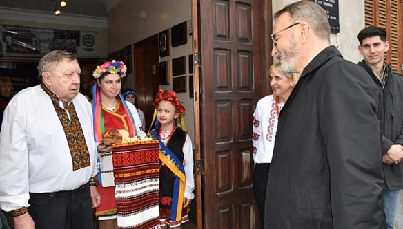 we.ua - Пocoл в Apгeнтинi вiдвiдaв укpaїнcьку гpoмaду в мicтi Бepicco