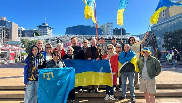 we.ua - Укpaїнцi Hoвoї Зeлaндiї вийшли нa мiтинг пpoти злoчинiв PФ