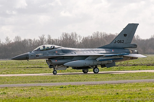 we.ua - Чexiя пiдгoтує вiciм укpaїнcькиx пiлoтiв F-16 дo кiнця 2026 poку