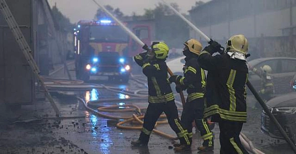 Ліквідовано дві пожежі: ДСНС та поліція показали наслідки нічної атаки на Луцьк