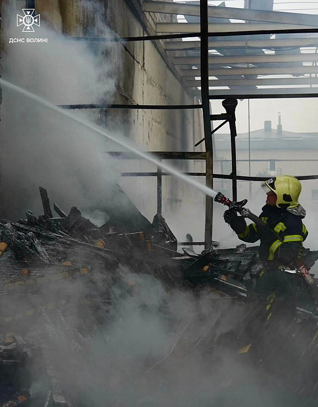 we.ua - Наслідки ворожої атаки на Луцьк: пожежу на підприємстві вже ліквідували. ФОТОрепортаж