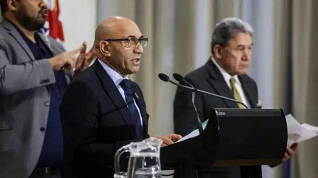 we.ua - Побачити все на власні очі: ексміністр оборони Нової Зеландії підтримує Україну на передовій
