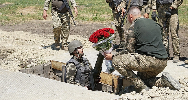 we.ua - 21-річний курсант освідчився своїй коханій під час випробувань на полігоні (ФОТО)