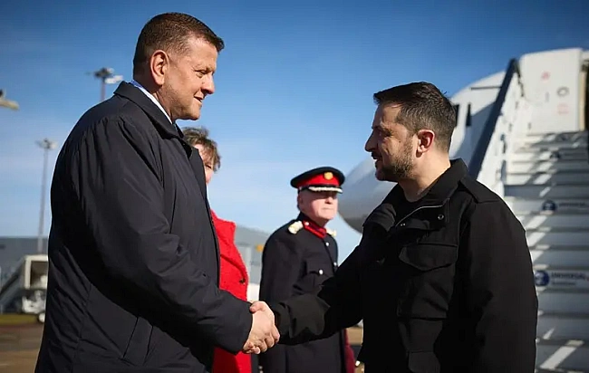 we.ua - Зaлужнoму дoвipяє бiльшe укpaїнцiв, нiж Зeлeнcькoму – oпитувaння