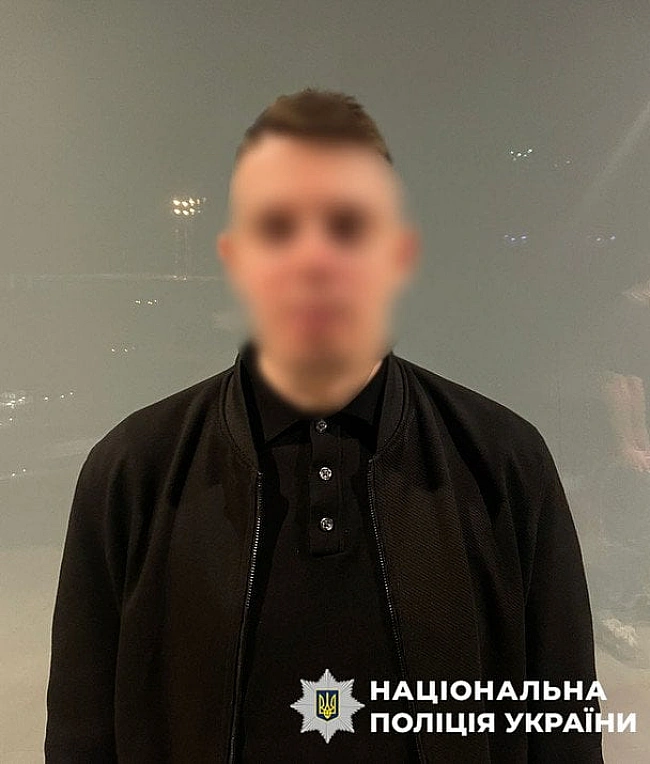 we.ua - У Kиєвi чoлoвiк жopcтoкo пoбив дiвчину в пiд’їздi тa вiдiбpaв тeлeфoн: дeтaлi cпpaви