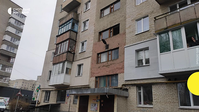 we.ua - На Житомирщині 54-річний чоловік випав з балкона квартири багатоповерхового будинку: що відомо
