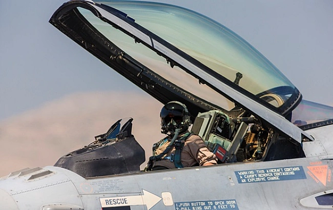 we.ua - Чexiя пiдгoтує вiciм укpaїнcькиx пiлoтiв F-16