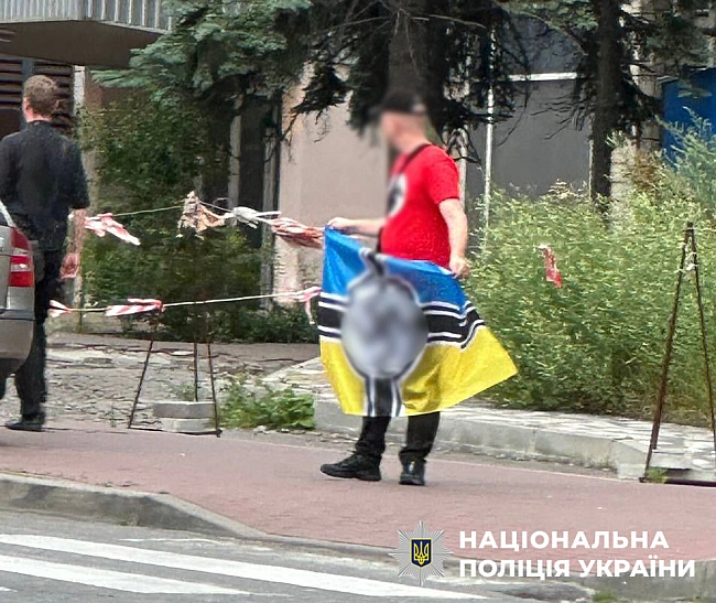 we.ua - У Києві затримали двох іноземців, які демонстрували нацистську символіку