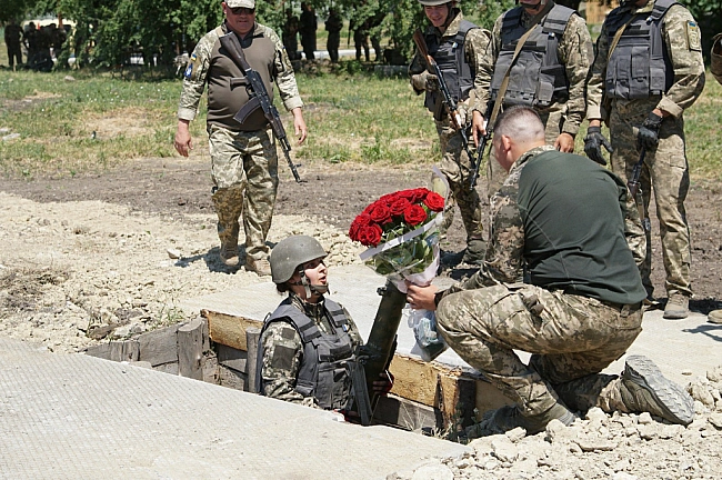 we.ua - 21-річний курсант під час навчань на полігоні зробив пропозиції своїй дівчині