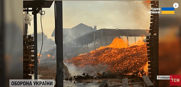 we.ua - На Київщині через російську атаку спалахнула пожежа на підприємстві: фото, відео
