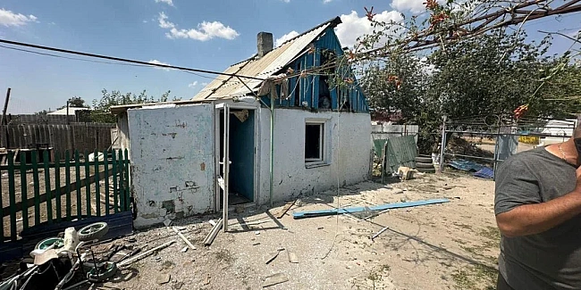 we.ua - На Херсонщині росіяни вбили дроном однорічного хлопчика і поранили його прабабусю, вдаривши по подвір'ю