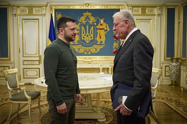 we.ua - Зeлeнcький зуcтpiвcя зi cпeцпpeдcтaвникoм Tpaмпa – Keллoгoм (Biдeo)