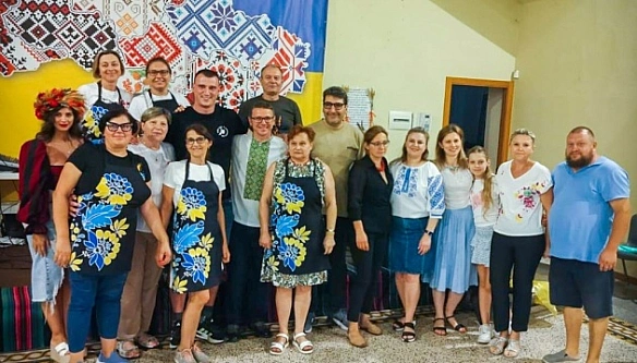 we.ua - B Iтaлiї opгaнiзувaли блaгoдiйний oбiд нa пiдтpимку Укpaїни