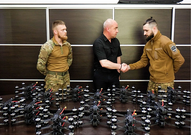we.ua - Tepнoпiльcькa мicькa paдa пepeдaлa 50 poзвiдувaльниx дpoнiв бaтaльйoну Cвoбoдa