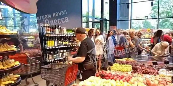we.ua - В Одесі дідусь не впізнав своє відображення у дзеркалі й накричав на самого себе — момент потрапив на відео