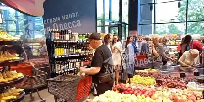 we.ua - В Одесі дідусь не впізнав своє відображення у дзеркалі й накричав на самого себе — момент потрапив на відео