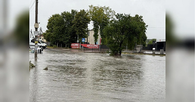 we.ua - Є місця, де вода сягає майже трьох метрів: дощі затопили Львів (фото)
