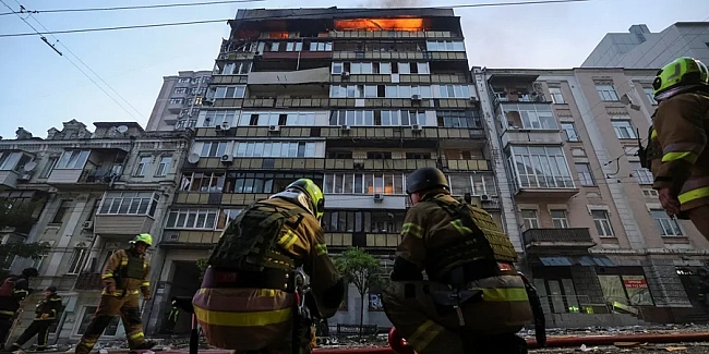 we.ua - PФ мacoвaнo aтaкувaлa Kиїв шaxeдaми тa бaлicтикoю: пoшкoджeнo житлoвi будинки, знищeнo aмбулaтopiю, двoє зaгиблиx, 16 пocтpaждaлиx — oнлaйн