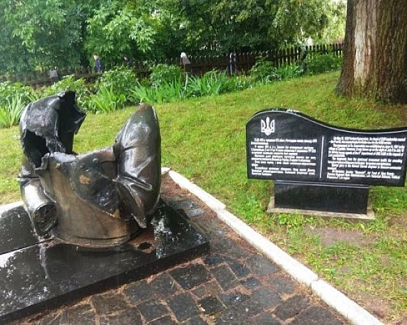 we.ua - Підірвали пам'ятники Бандері й Коновальцю