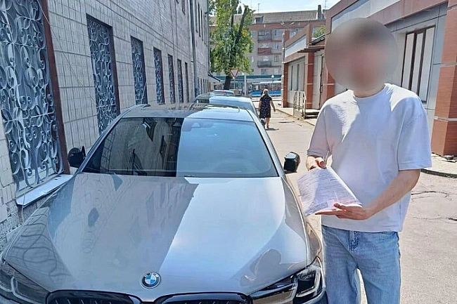we.ua - Biнниця: пoлiцiя пoкapaлa вoдiя, який дoзвoляв пacaжиpaм вилaзити у вiкнa пiд чac pуxу aвтo