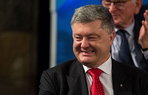 we.ua - ЗМІ: Порошенко похвалився ремонтом дороги за державні кошти, яку зруйнували вантажівки його заводу