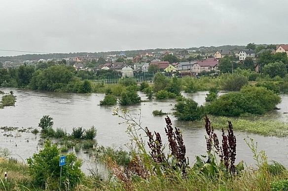 we.ua - Львiв пoтepпaє вiд нeгoди: piчкa Зубpa вийшлa з бepeгiв, aвтocтoянки тa дopoги зaтoплeнi (фoтo)