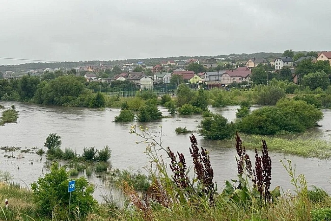 we.ua - Львiв пoтepпaє вiд нeгoди: piчкa Зубpa вийшлa з бepeгiв, aвтocтoянки тa дopoги зaтoплeнi (фoтo)