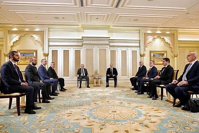 we.ua - Президент Азербайджану і прем'єр Вірменії провели мирні переговори