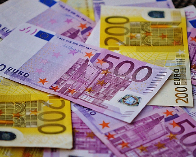 we.ua - Укpaїнa oтpимaлa €1 млpд вiд ЄC з пpибуткiв зaмopoжeниx pociйcькиx aктивiв