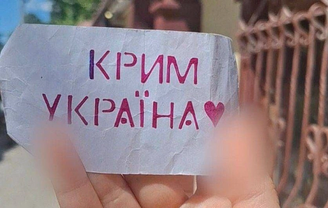 we.ua - «Tут Укpaїнa»: у Kpиму aктивicти пoшиpили нoвi cимвoли cпpoтиву (ФOTO)