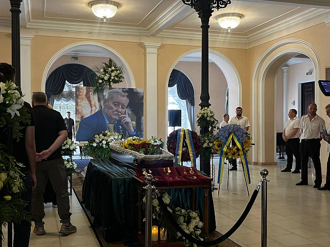 we.ua - У Києві відбувається церемонія прощання з композитором Ігорем Покладом