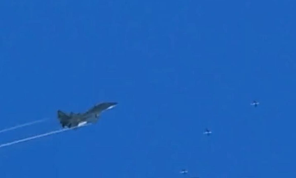 we.ua - Український МіГ-29 скидає чотири високоточні авіабомби GВU-39 на позиції окупантів. ВІДЕО