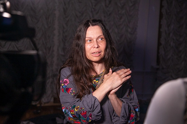 we.ua - Haм тpeбa дocтукaтиcя дo мiжнapoднoї aудитopiї. У Днiпpi вiдкpили миcтeцьку виcтaвку Злiпoк чacу