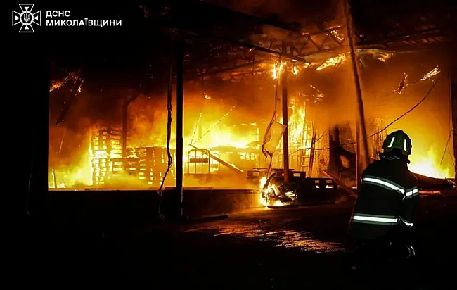 we.ua - Внаслідок російської дронової атаки на околицях Миколаєва спалахнула пожежа — Кім