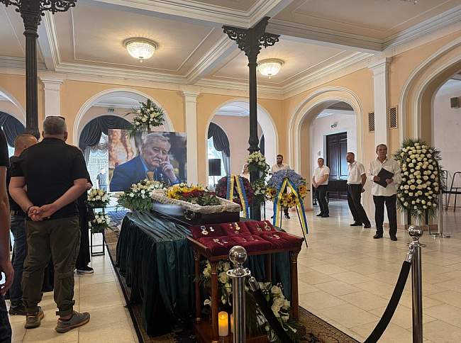 we.ua - В Києві відбувається прощання із Ігорем Покладом