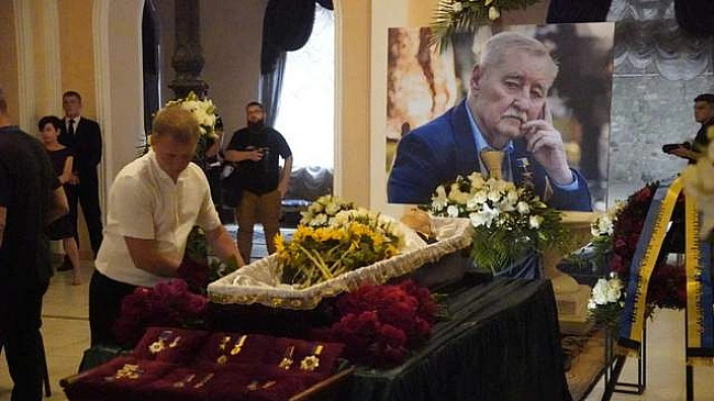 we.ua - У Києві прощаються з легендарним композитором Ігорем Покладом