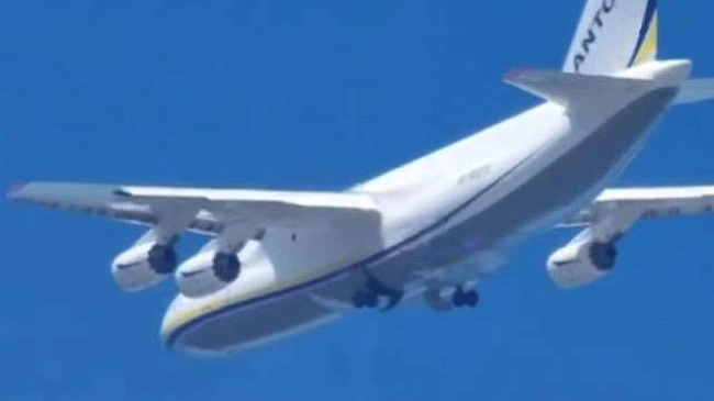 we.ua - Над Київщиною помітили літак: його сприйняли за цивільний
