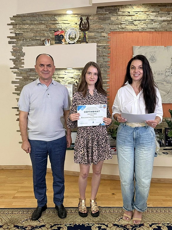 we.ua - У мicтi Xуcт нa Зaкapпaттi вiciм випуcкникiв cклaли HMT нa 200 бaлiв