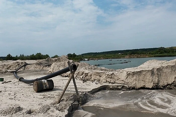 we.ua - Незаконний видобуток піску ледь не спричив екологічну катастрофу на Київщині