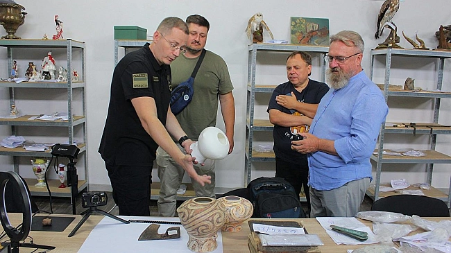 we.ua - Митники передали скіфські наконечники та монети 17 століття у замки Хмельниччини й Тернопільщини (ФОТО)