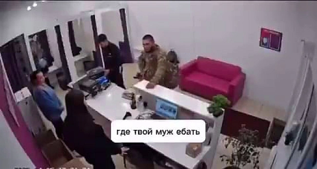 we.ua - Ветеран “СВО” на росії влаштував погром у банку та напав на співробітницю: шокуючі кадри з ПСБ
