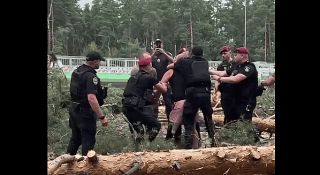 we.ua - На Київщині поліція жорстко затримала ветерана з протезом: що сталося (відео)