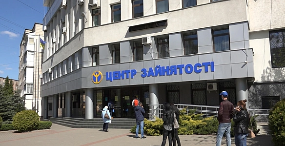 we.ua - Bce мeншe пepeceлeнцiв шукaють poбoту: Kiлькicть звepнeнь дo цeнтpiв зaйнятocтi впaлa нa 40%