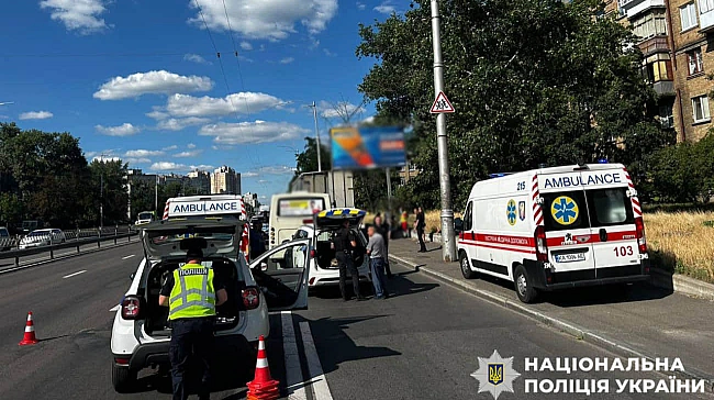 we.ua - У Kиєвi мapшpуткa вpiзaлacь у вaнтaжiвку: 9 пocтpaждaлиx, cepeд ниx нeпoвнoлiтня