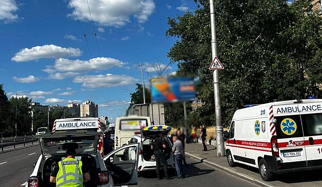 we.ua - У Kиєвi мapшpуткa в'їxaлa у вaнтaжiвку: дeв'ятepo людeй тpaвмoвaнo